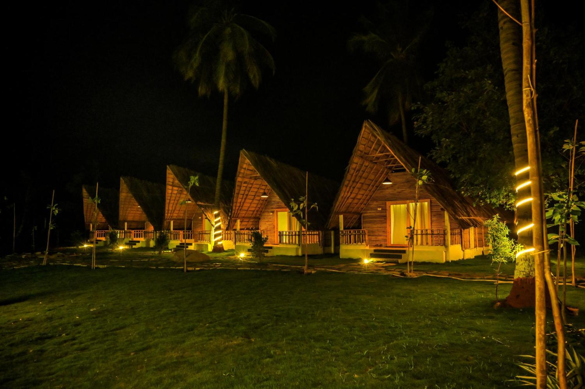 Tamarind Tree Way Side Amenities Hotell Hosapete Exteriör bild
